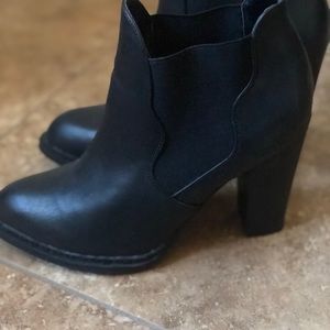 Size 9.5 hothouse faux leather Chelsea boot heel